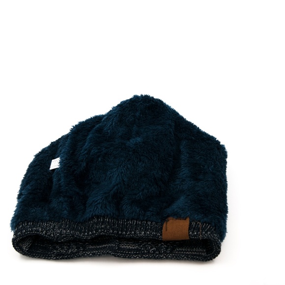 Redess Beanie & Scarf Set - Picture 5 of 6